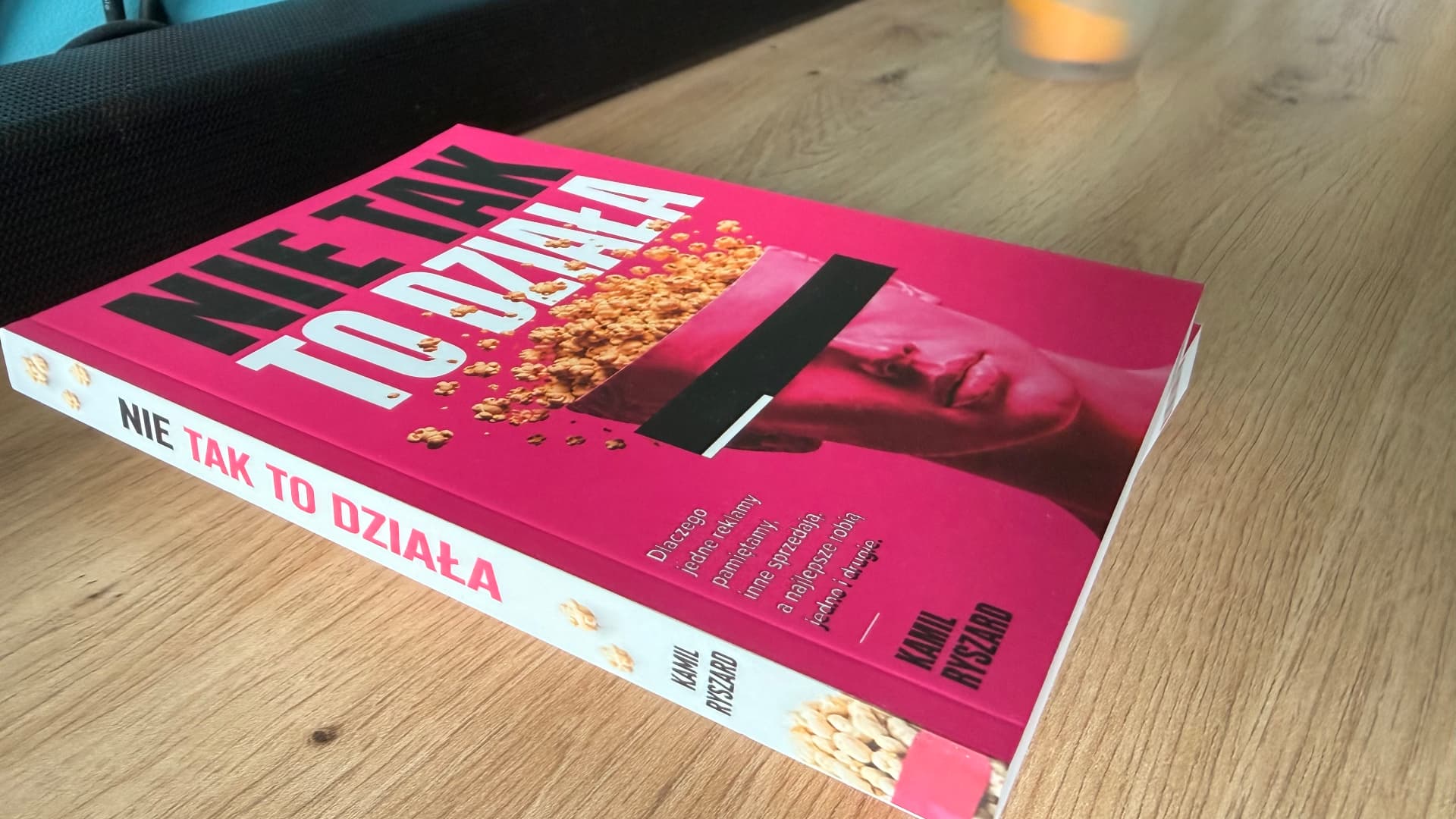 Gotowa książka „Nie tak to działa” na stole